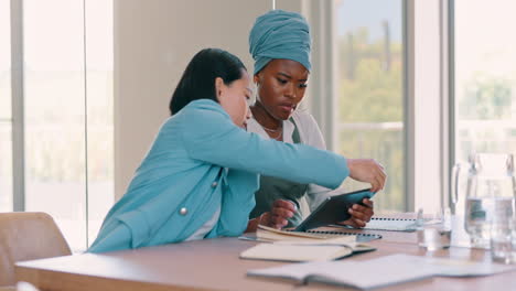 Mujeres,-Tableta-Y-Planificación-Con-Mentor