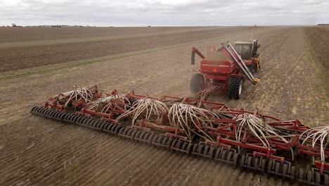 equipo de siembra nuevo arrastrado por un tractor a través