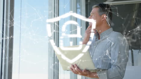 animación de candado y procesamiento de datos sobre empresario caucásico con computadora portátil en la oficina