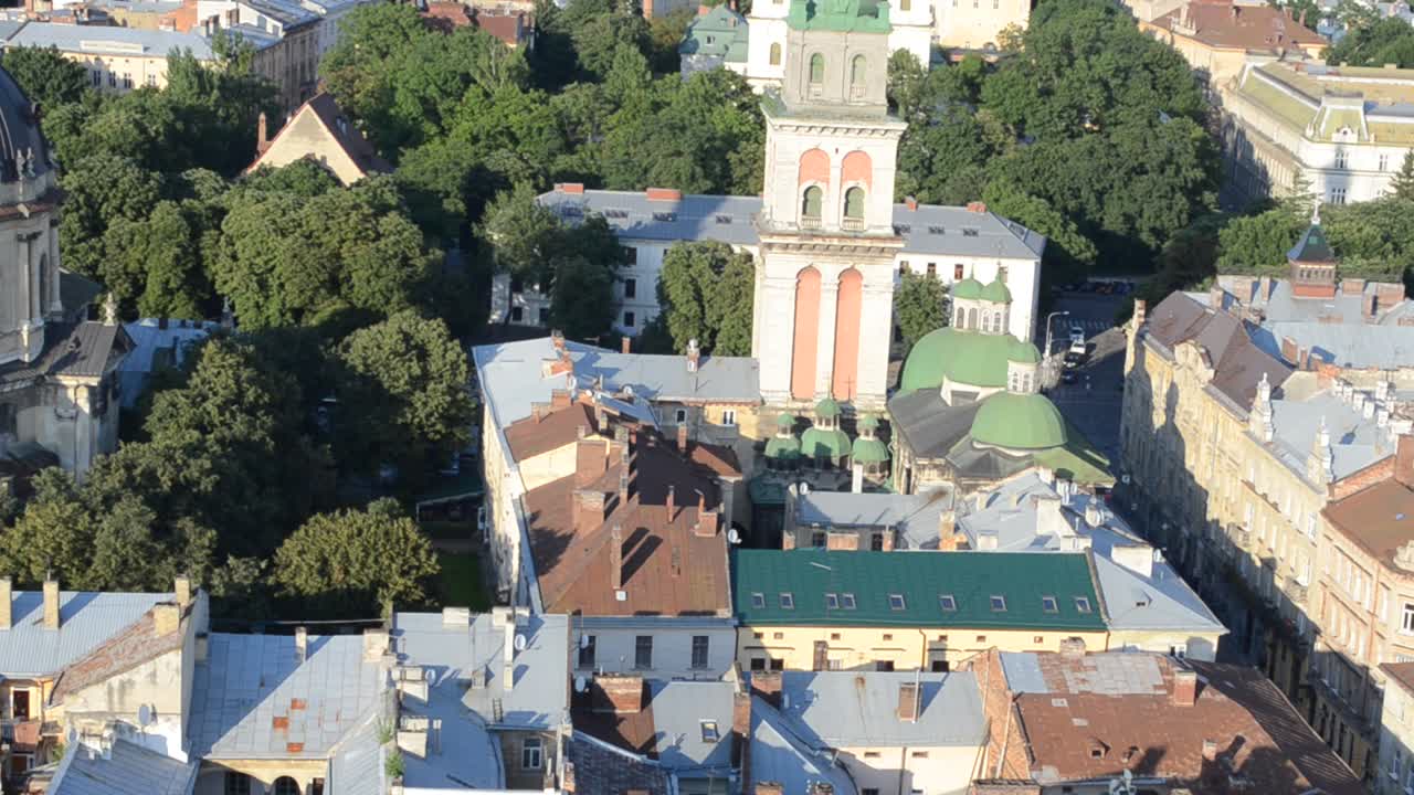 Linnunlennosta. Muinaisia taloja Lvivissä. Lviv, Ukraina.