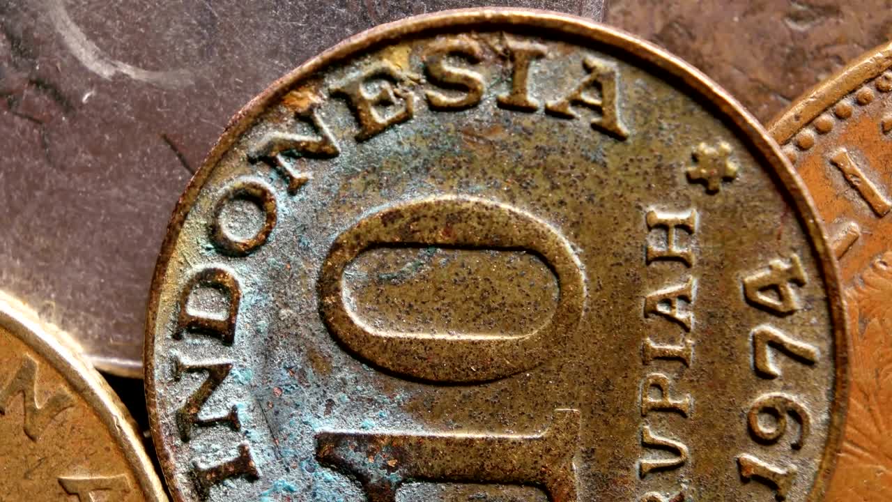 primer plano de monedas muy antiguas