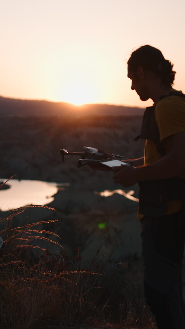 Uomo con drone al tramonto
