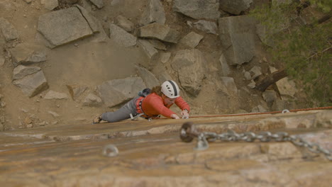 arrampicatore su una roccia a parete