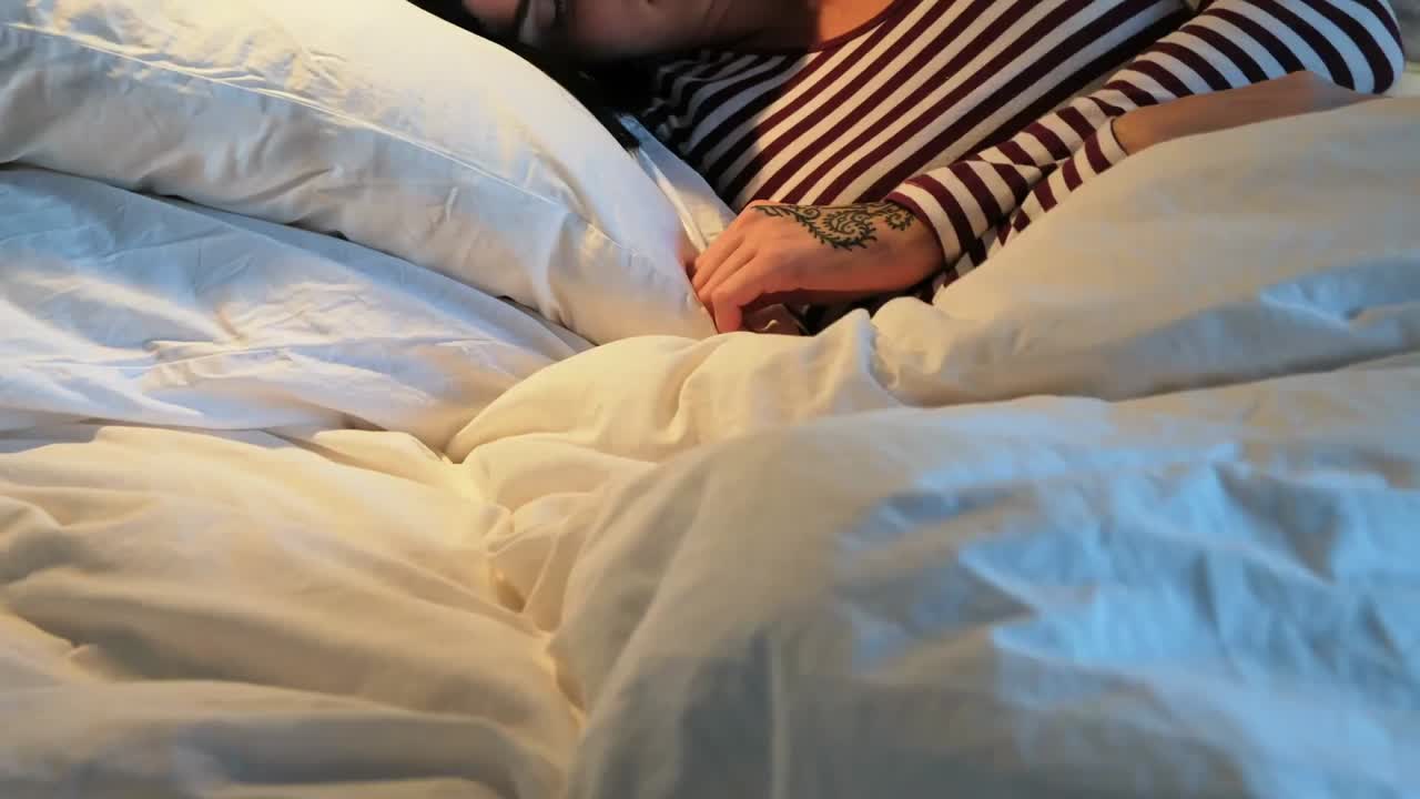 집의 침실에서 잠을 자는 여자 4k