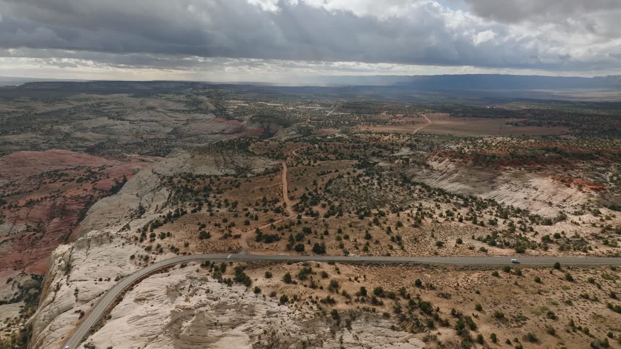 Vasto altopiano desertico e terreno roccioso rosso lungo il paesaggio della Highway 12 dello Utah, ripreso con drone