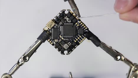 fabricación de drones, chips, soldaduras, reparaciones, mecánicos y placas base