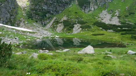 el reflejo sereno del lago de montaña
