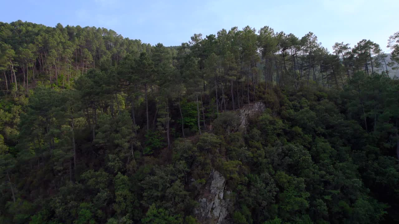 Sorgendo sopra le colline del lago Cambous a Branoux-les-Taillades, Francia, ripresa aerea in rapida ascesa.