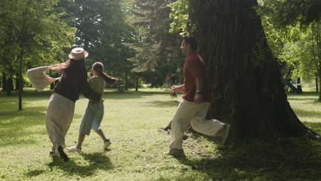 familia jugando en el parque