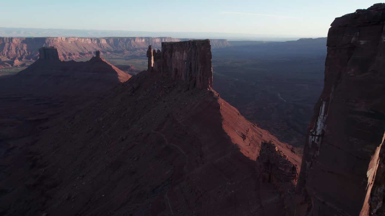 imágenes de drones de la torre de castleton: un paraíso para los escaladores
