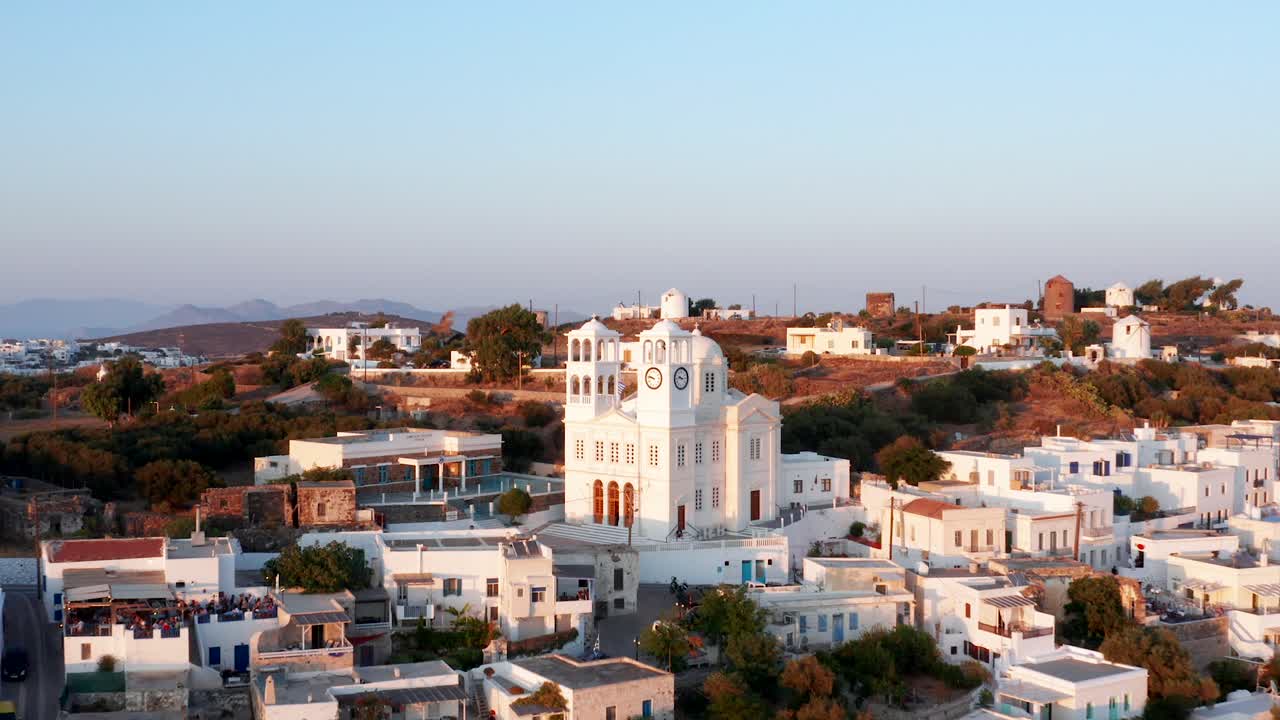 iglesia de milos con isla revelada, isla griega, puesta de sol de verano