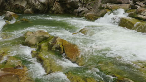 una hermosa cascada en las montañas agua que fluye sobre las rocas