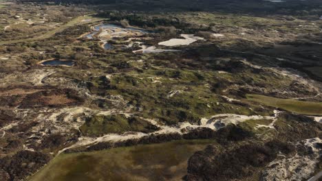 este impresionante video aéreo captura la fascinante belleza de las dunas de arena cerca de katwijk, países bajos, mientras la cámara se desplaza sobre el paisaje ondulado