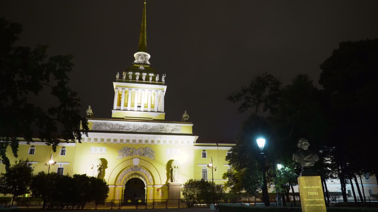 러시아 상트페테르부르크에 있는 총참모부 건물의 야간 풍경