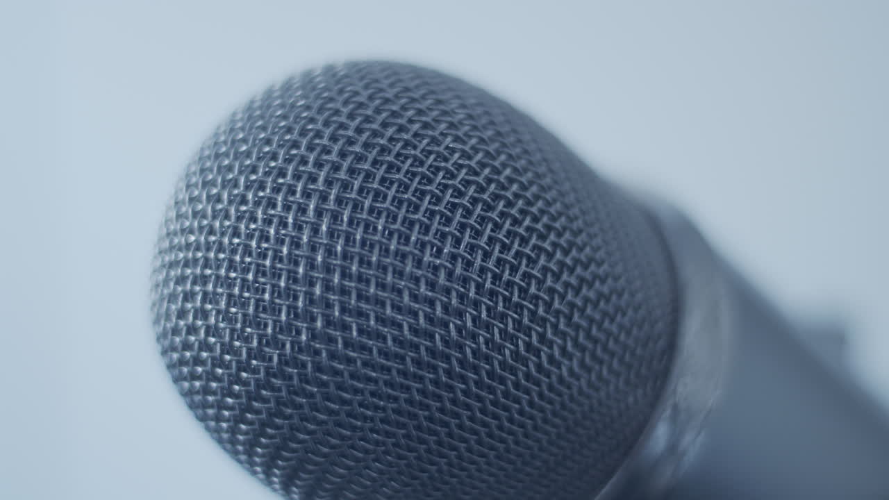 empuje hacia un micrófono 02