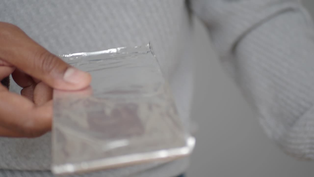 초콜릿 바를 풀고 있습니다.