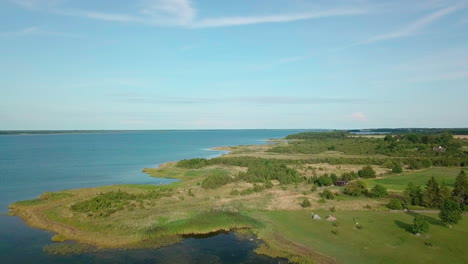 disparo de un dron en la costa de la isla estonia de saaremaa