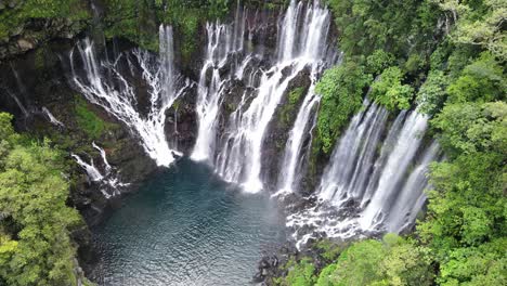 Imágenes-De-Drones-De-Arriba-Hacia-Abajo-De-La-Cascada-De-Langevin-En-La-Isla-De-La-Reunión