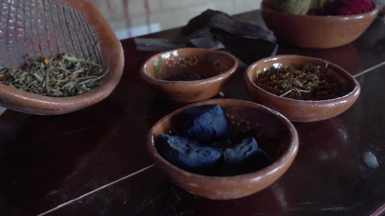 調理する準備が整った分離された鉢に様々なスパイスをスローモーションで撮影