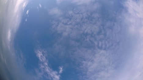 cielo azul y capa de nubes moviéndose en una hermosa tarde soleada
