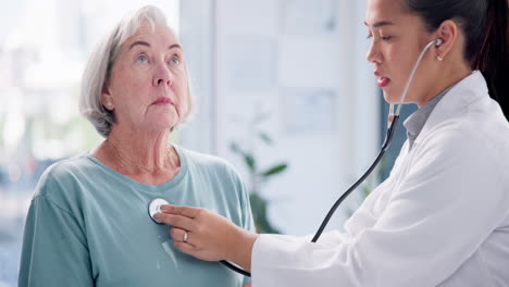 Arzt,-ältere-Frau-Und-Atmen-Mit-Stethoskop