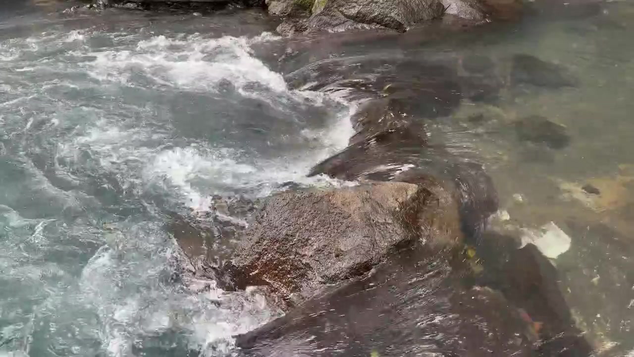 Acqua limpida del fiume che scorre sulle rocce