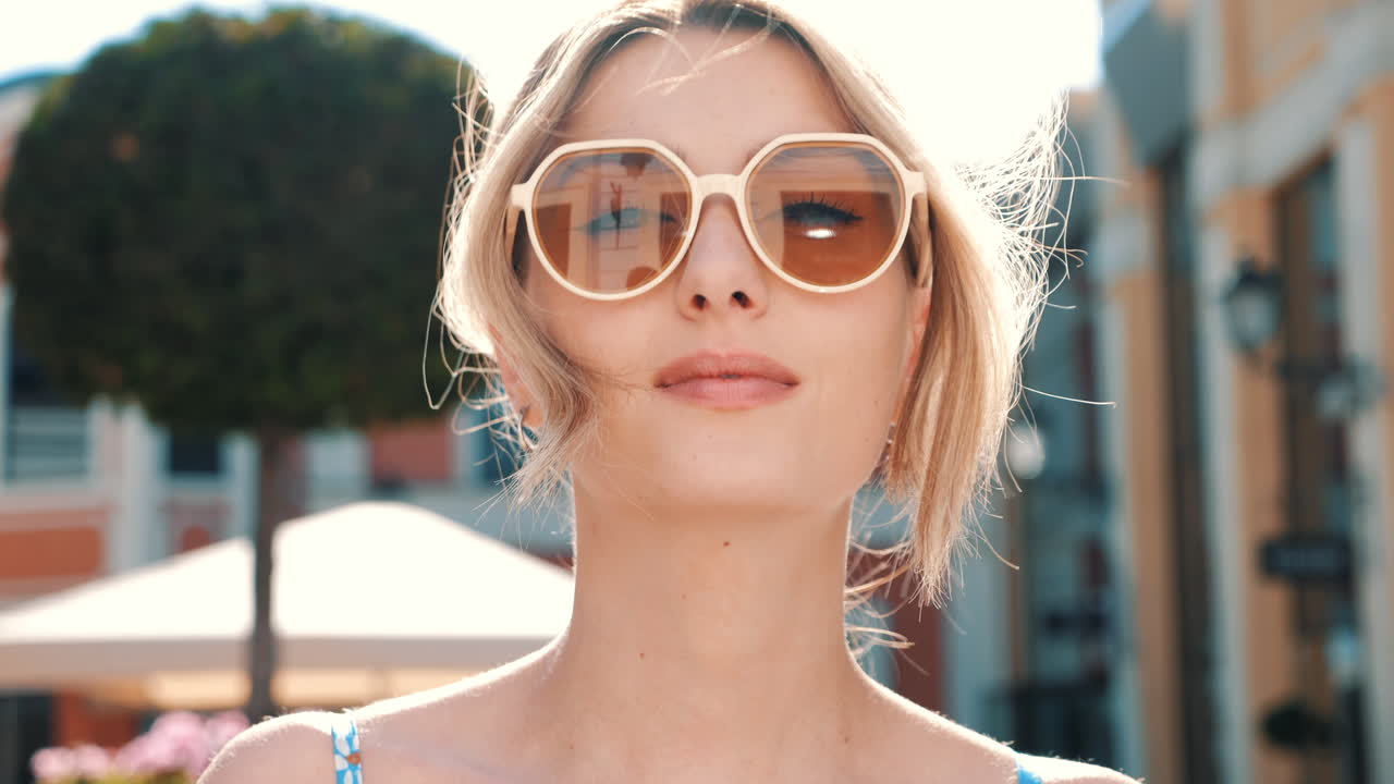 도시 환경에서 선글라스를 입은 여성