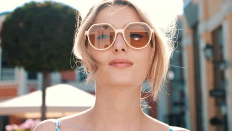 mujer con gafas de sol en un entorno urbano