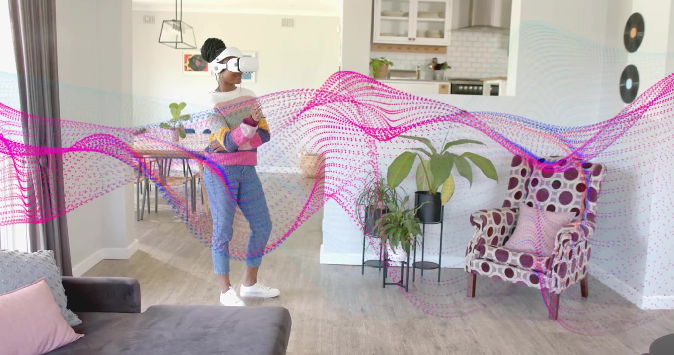 Kvinde fastgør virtual reality-headset i stuen, manipulerer magenta bølgeform i tech-demo.