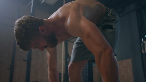 Joven-Haciendo-El-Ejercicio-De-Levantamiento-De-Pesas-Limpio-Y-Tirón-En-El-Gimnasio.-Hombre-Haciendo-Ejercicio-De-Peso-Muerto-En-El-Gimnasio.-El-Joven-Atleta-Levanta-La-Barra-Hasta-El-Pecho.-Levantador-De-Pesas-Masculino-Levantando-Una-Barra-En-Una-Competición