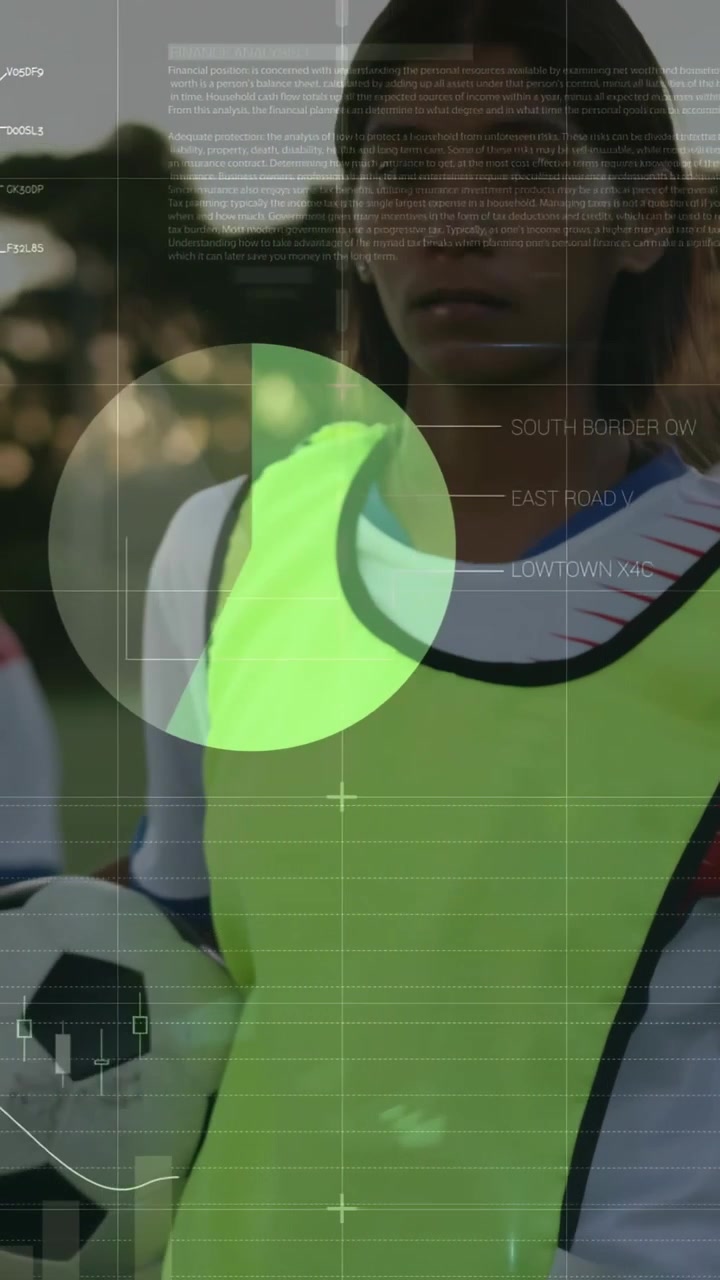 Video vertical: Mujer futbolista con balón, escaneo HUD pulsante sobre cámara de peto ascendente que ayuda al análisis