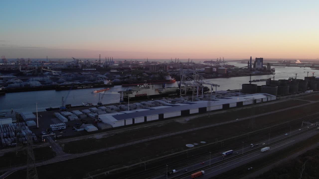 puerto marítimo de maasvlakte en rotterdam, los países bajos durante la puesta de sol