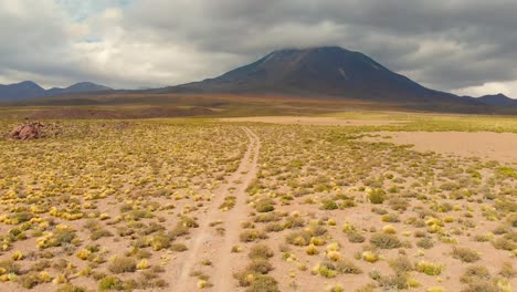 camino del desierto a un volcán