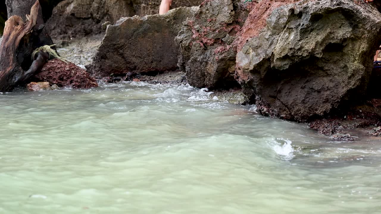 las olas golpean suavemente las rocas junto al mar
