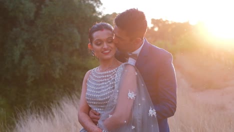 Novia-Y-Novio-Indios-Posando-Para-La-Sesión-De-Fotos-De-Boda-Al-Aire-Libre---Plano-Medio