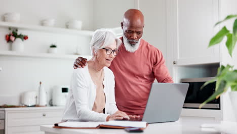 pareja de mayores, computadora y planificación para el hogar