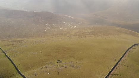 Ansichten-Von-Slieve-Donard-An-Einem-Sonnigen,-Nebligen-Tag