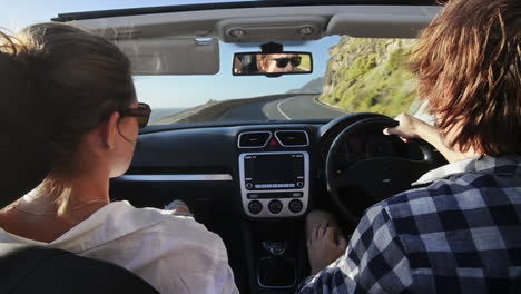 Pareja-Conduciendo-Un-Coche-Descapotable-Cabriolet-Ciudad-Del-Cabo-Sudáfrica-Steadicam-Shot