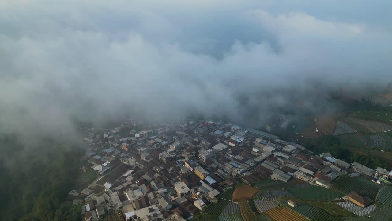 Rustieke en landelijke terrashuizen in een Indonesisch dorp onder de mist