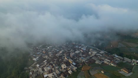 Casas-Adosadas-Rústicas-Y-Rurales-En-Un-Pueblo-Indonesio-Bajo-La-Niebla