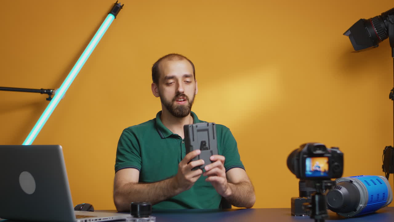 mostrando la batería de montaje v a la cámara