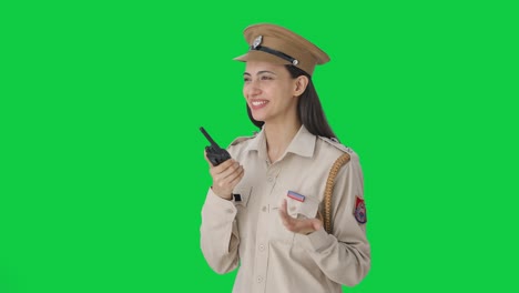 Fröhliche-Indische-Polizistin,-Die-Auf-Einem-Walkie-Talkie-Greenscreen-Spricht