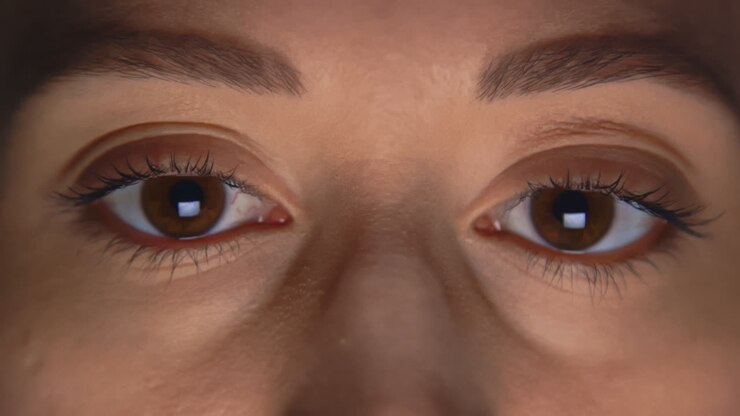 Ojos de mujer caucásica mirando fuera de cámara, sin parpadear.