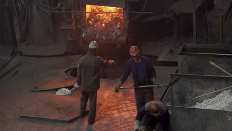 trabajadores del metal en una fundición