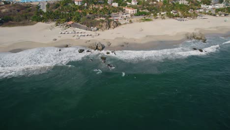 Vista-Aérea-De-La-Costa-De-Playa-Blanca-De-Puerto-Escondido-En-México