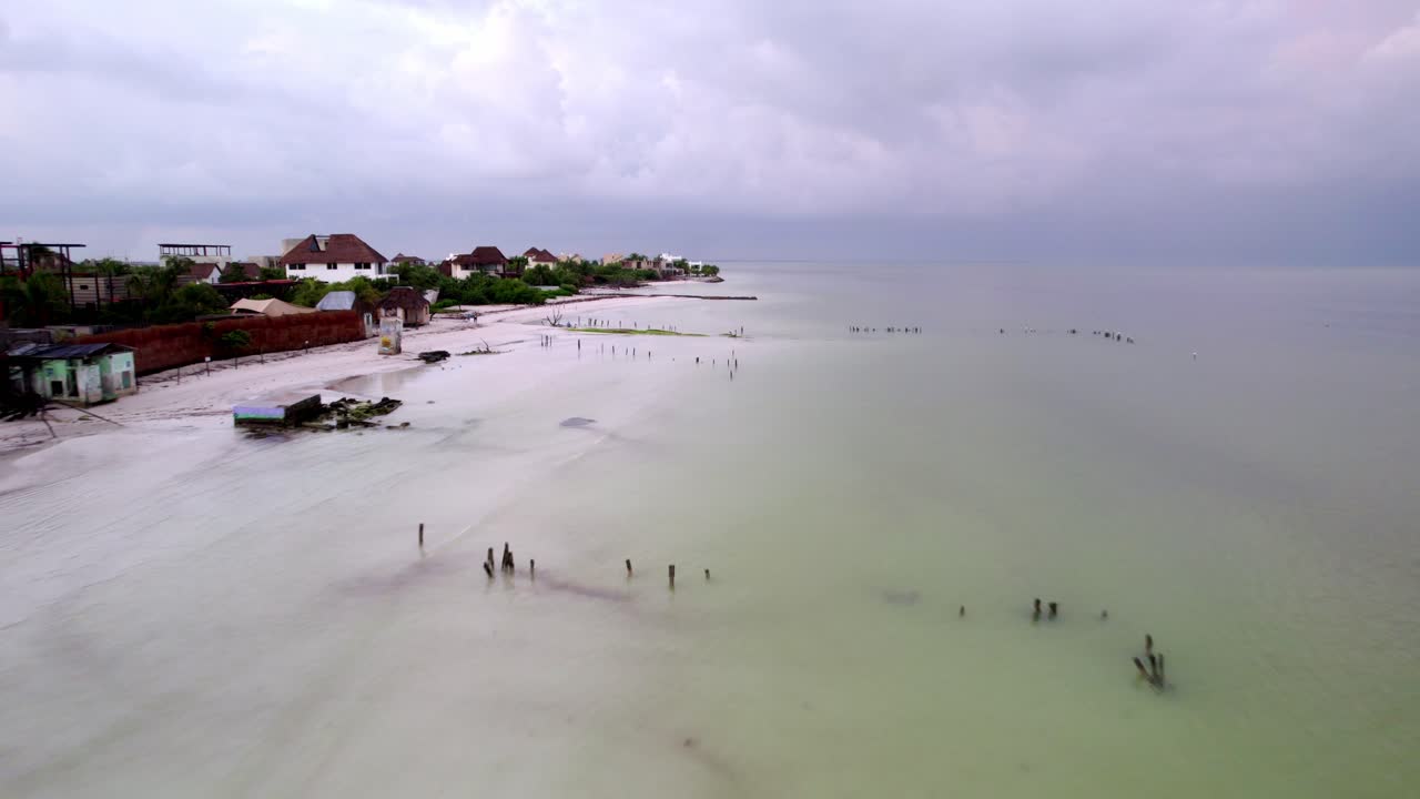 FPV-dronebillede af bebyggelse ved stranden på Water Island.