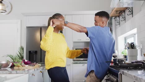 Feliz-Pareja-Afroamericana-Bailando-En-La-Cocina