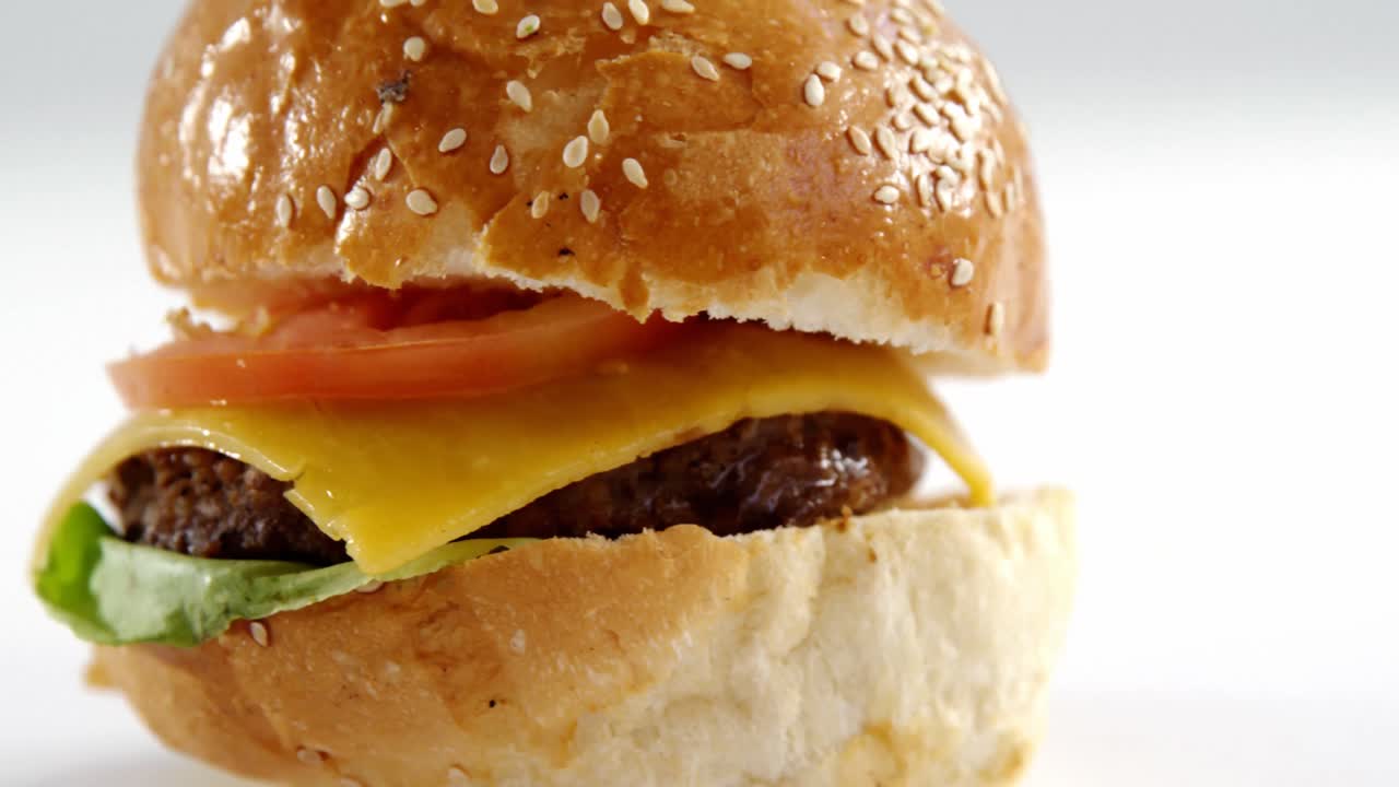 Hamburguesa sobre un fondo blanco