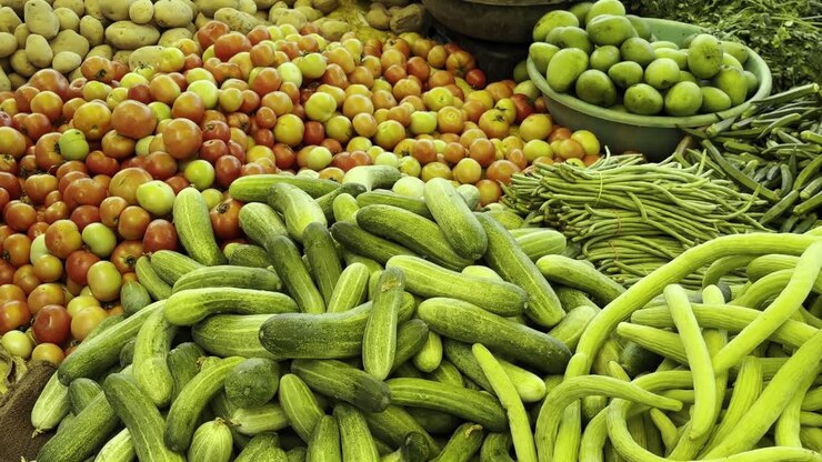 street vender is selling a variety of fresh vegetable like cucumber, tomato, potato, drumstick, Brinjal and bottle gourd in vegetable market, Farmers market, sabzi mandi