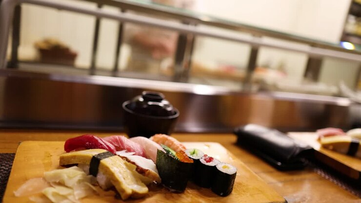 verschiedene sushi-stücke auf einer holztafel